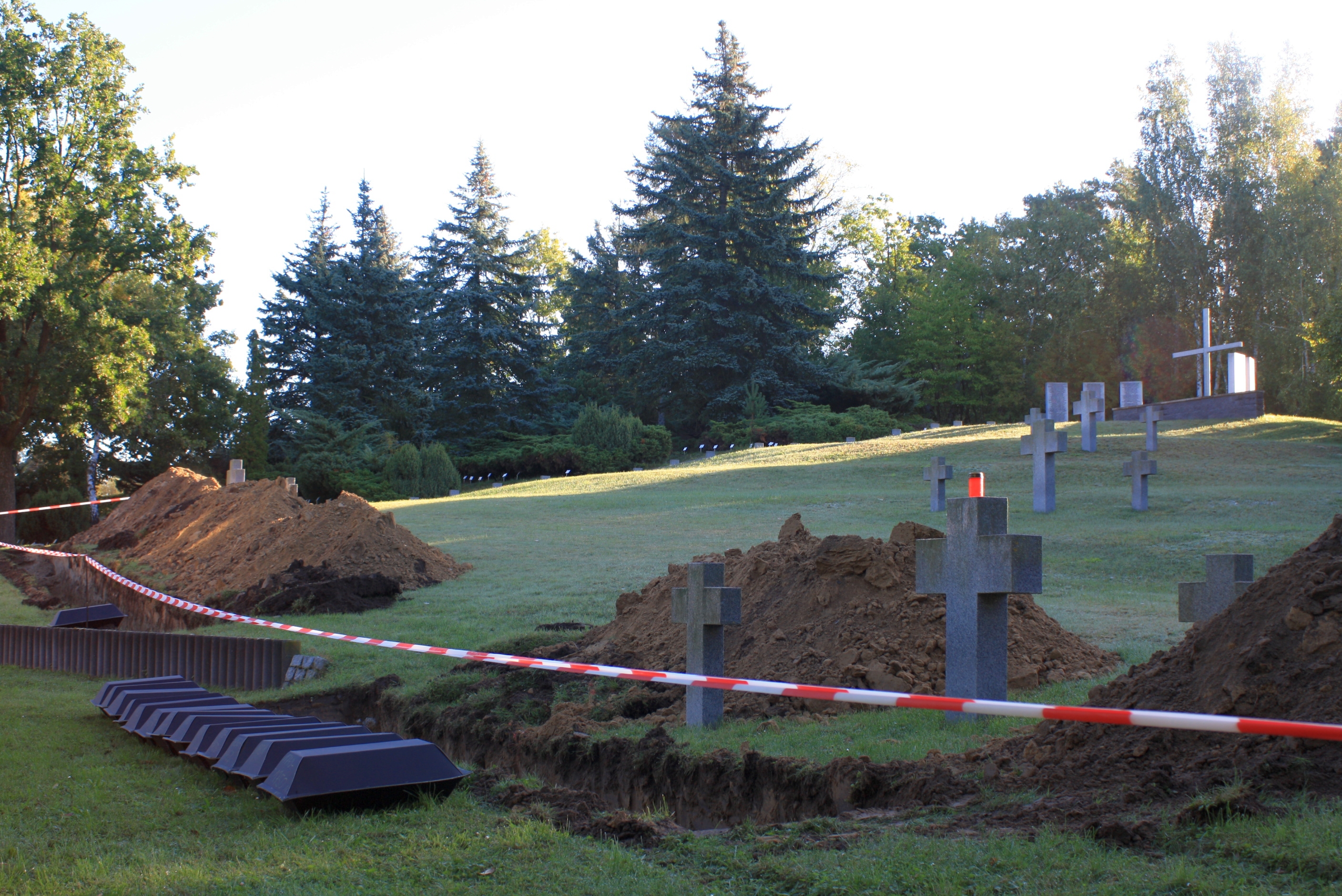Zubettung in der Kriegsgräberstätte Lietzen. Urheber: Bernd Plümecke, Nutzungsrechte: Landkreis Märkisch-Oderland.