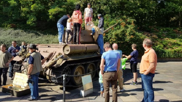 Aus dem Archiv: Besucher bestaunen den T-34. Urheber/Herkunft: ZSH e. V., Rechte: Landkreis MOL